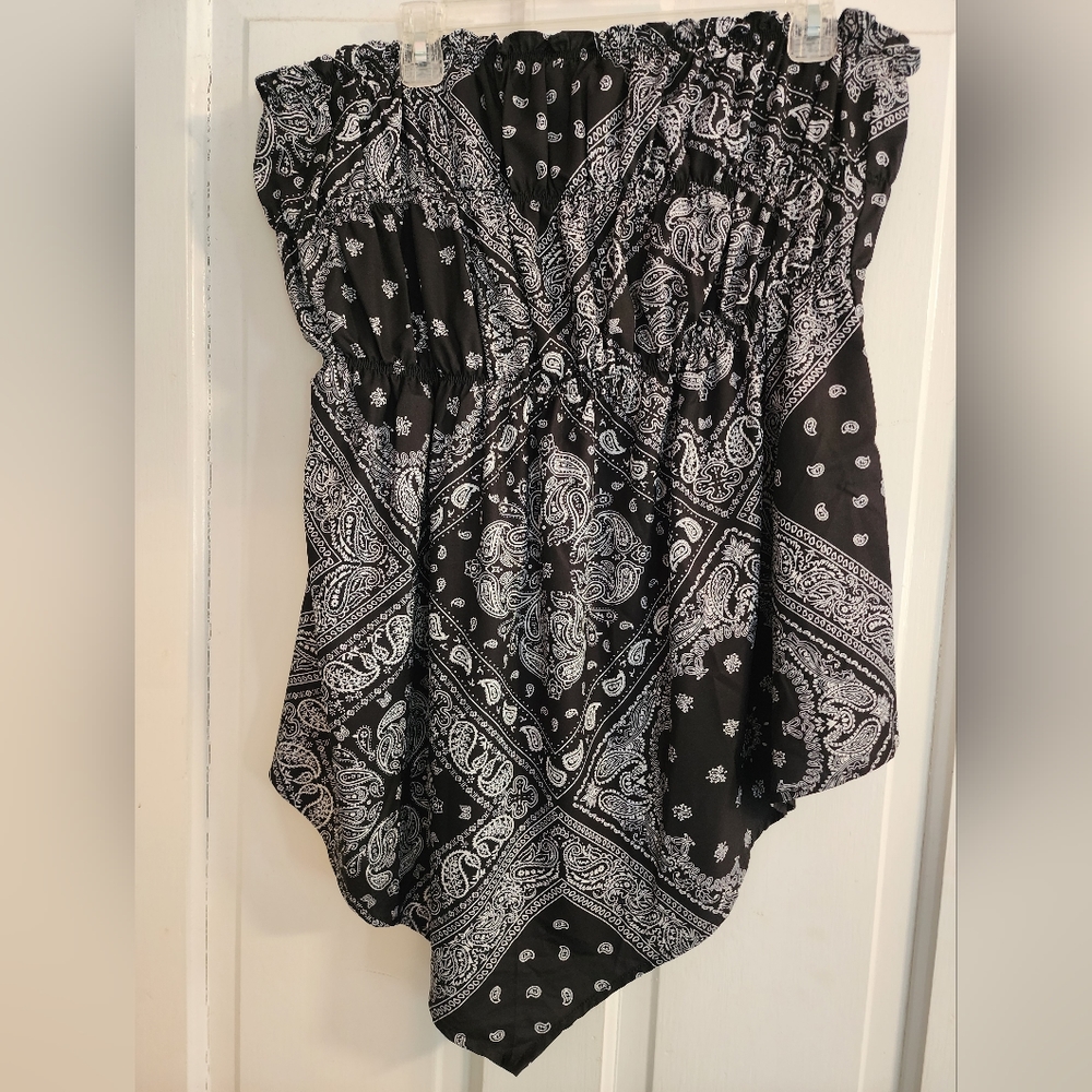 Handkerchief style strapless top.